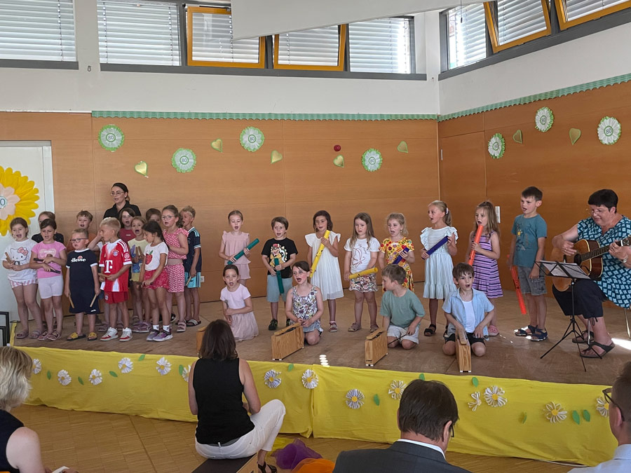 Kinder aus dem Kindergarten St. Vitus singen auf der Bühne