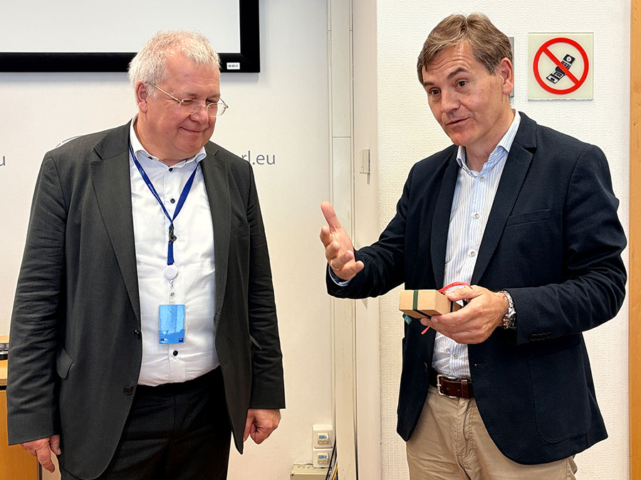 MdeP Markus Ferber mit Dietmar Motzet, Leiter Stabstelle Kirchliches Profil der KJF Augsburg