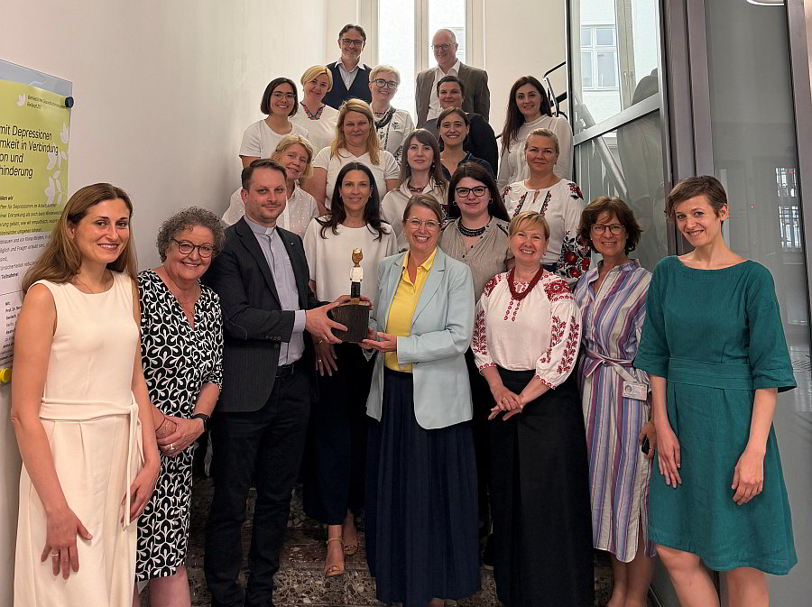 Besuchergruppe aus der Ukraine auf Treppe im Bundesfamilienministerium