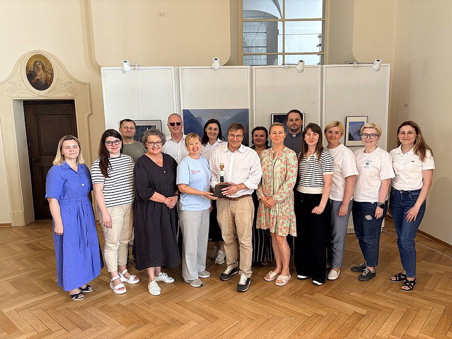 Besuchergruppe mit Gastgebern
