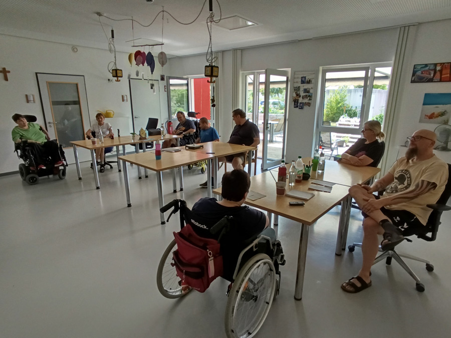 Silke Prößl besuchte die Prüfgruppe für Leichte Sprache „einfach g'macht“ der KJF Werkstätten Straubing. Sie tauschte sich mit den Prüferinnen und Prüfern über ihre wichtige Arbeit für mehr Barrierefreiheit und Verständlichkeit aus.