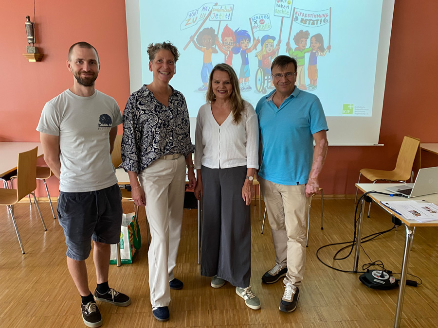von links: Erlebnispädagoge Luis Trelle, Abteilungsleiterin Chiara Thoma, Gewaltschutzbeauftragte Britta Ortwein-Feiler, KJF-Direktor Michael Eibl 