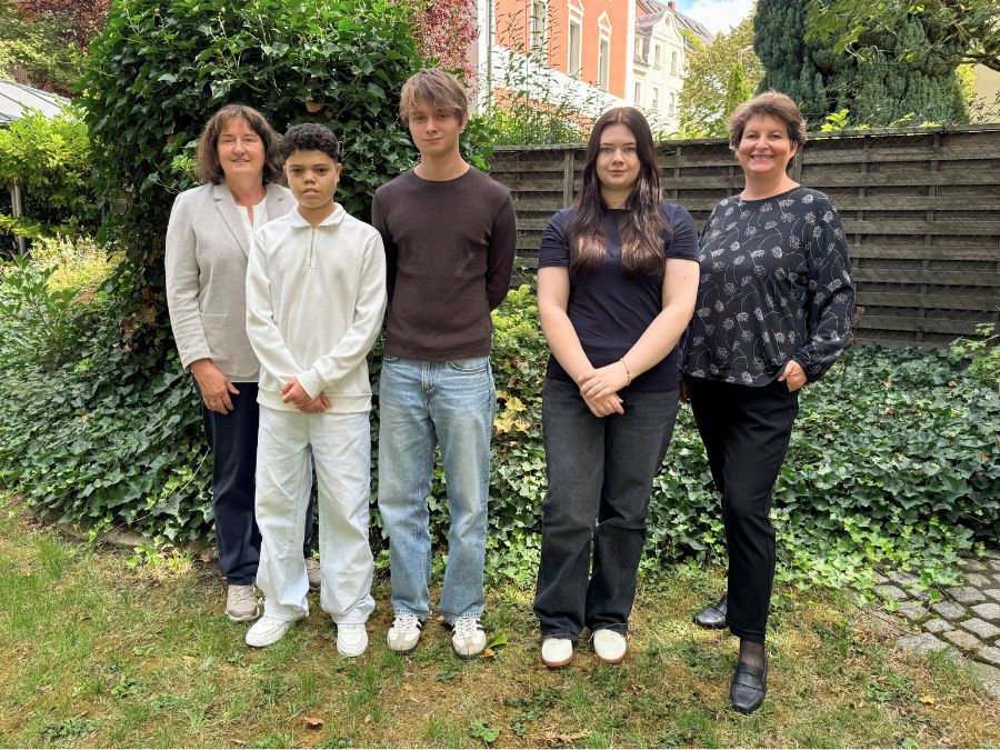 Die beiden Ausbildungsbeauftragten Heidi Strobl (links) und Catharina Schaetz (rechts) begrüßen gemeinsam die neuen Auszubildenden Mustafa Abu Zer, David Ernst und Eva Meier (Mitte, v. l.).