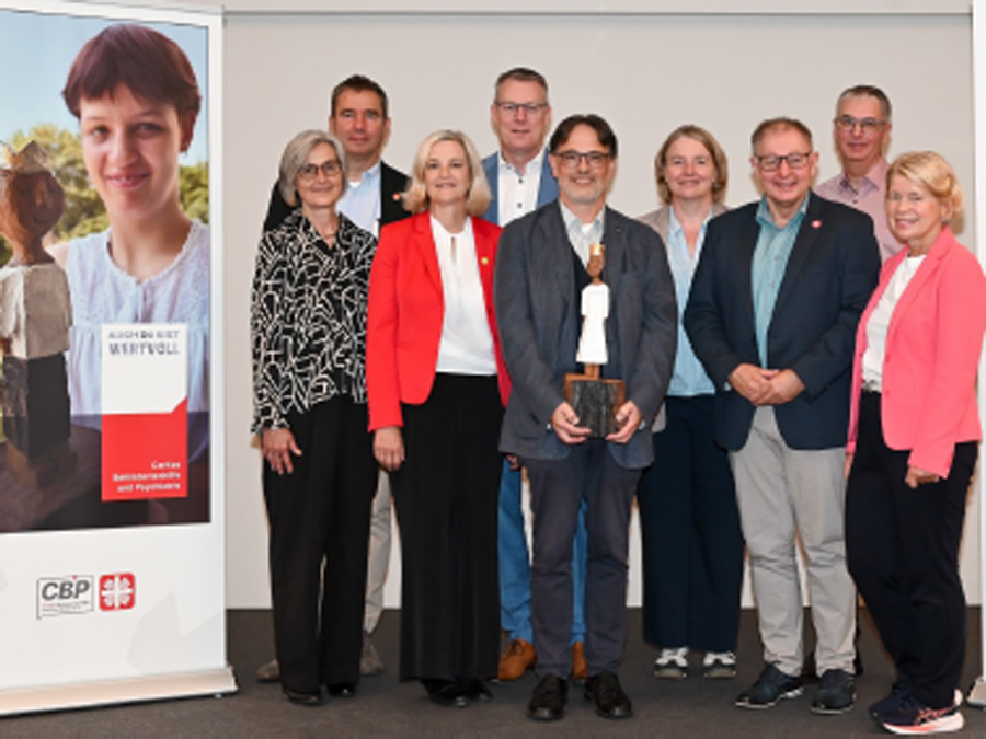 Der neu gewählte Vorstand des CBP (von links): Heike Klier, Martin Minten, Dr. Gertrud Hanslmeier-Prockl, Christian Germing, Wolfgang Tyrychter (mit Königswürde-Figur), Birgit Ackermann,&nbsp;Matthias Warnking, Andreas Rieß, Janina Bessenich (nicht im Bild: Wolfgang Klose). (Foto: Klemens Bögner)