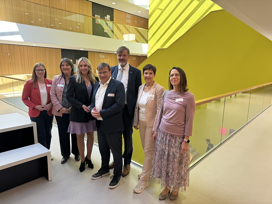 Gruppenbild mit: MdL Nicole Bäumler, MdL Claudia Köhler, Bayerns Kultusministerin Anna Stolz, Vorsitzender der LAG Förderschulen Michael Eibl, Geschäftsführer der LAG Förderschulen Norbert Witt, Vorstandsmitglied Barbara Igl, Gabriele Sinowetz,&nbsp;Abteilungsleiterin Schulen Katholische Jugendfürsorge der Diözese Augsburg e. V. 
