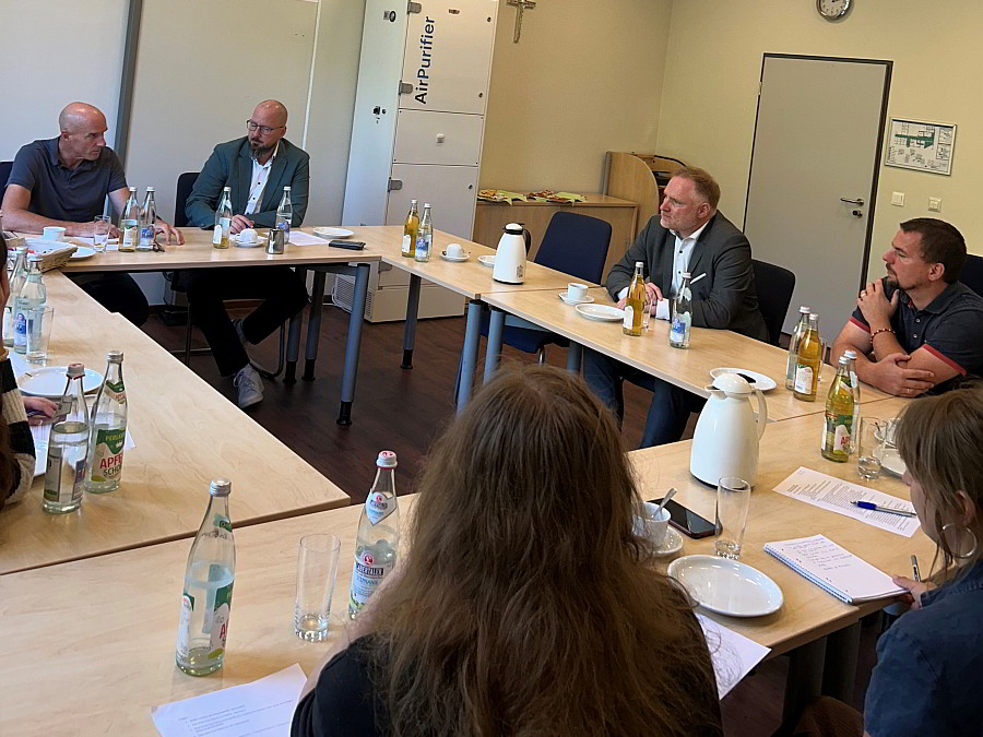 Die Gesprächsteilnehmer sitzen am Tisch, darunter MdB Peter Aumer und AGkE-Geschäftsführer Michael Hösl