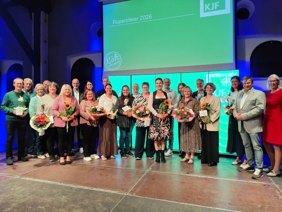 Zahlreiche Jubilarinnen und Jubilare wurden für ihre langjährige Zugehörigkeit zur KJF geehrt. (Foto: Jakob Oberlechner)