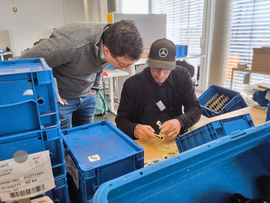 Wissensaustausch beim Zusammenbau von Klimaanlagen-Bauteilen. (Foto: Isabella Bitzl)