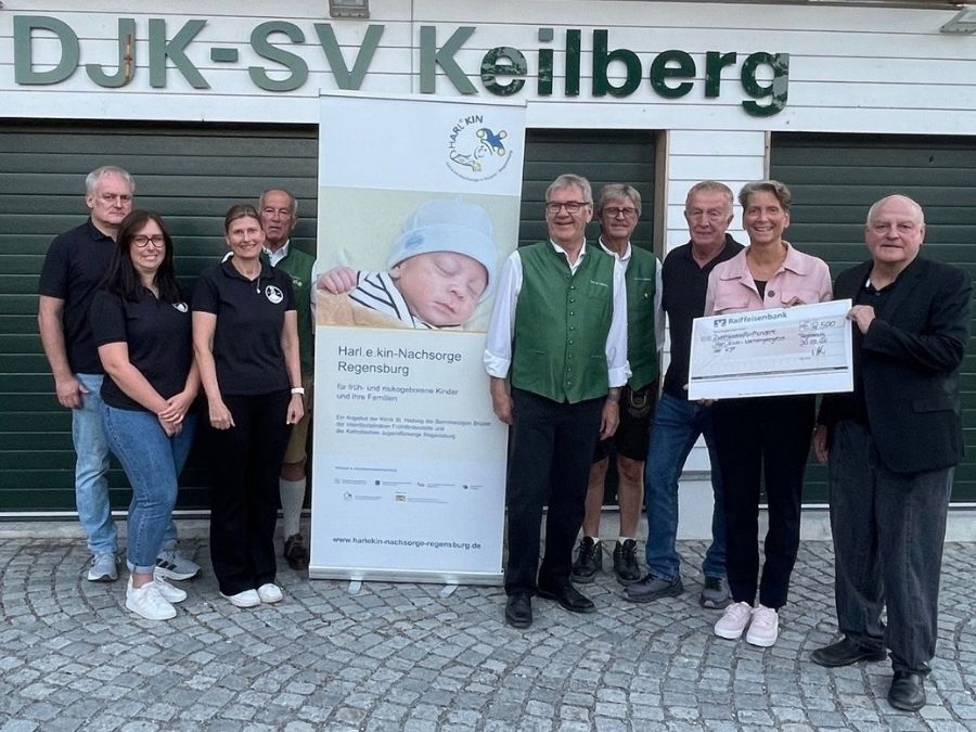 von rechts: Armin Wolf (Social-Sponsoring-Experte) und KJF Abteilungsleitung Chiara Thoma freuen sich über 2.500 Euro aus dem Inklusionsturnier für die Harlekin Nachsorge&nbsp;(Foto: Olga Arnstein)