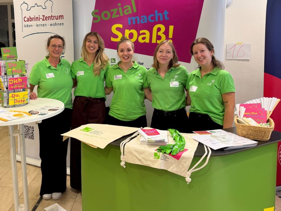 Fünf Mitarbeiterinnen der KJF stehen am Messestand auf der Berufsmesse im BSZ Regensburger Land.