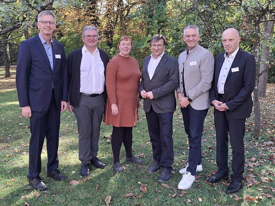 Gruppenbild mit Joachim Nunner, Geschäftsführer Jugendwerk Birkeneck, Landescaritasdirektor Dr. Andreas Maag, Dr. Gabriele Weitzmann, Vorsitzende der Arbeitsgemeinschaft für Kinder- und Jugendhilfe (AGJ) und Geschäftsführerin des Bayerischen Jugendrings, scheidender LVkE-Vorsitzender Michael Eibl, Direktor der KJF Regensburg, MdL Thomas Huber, Markus Mayer, Vorstandsvorsitzender KJF Augsburg