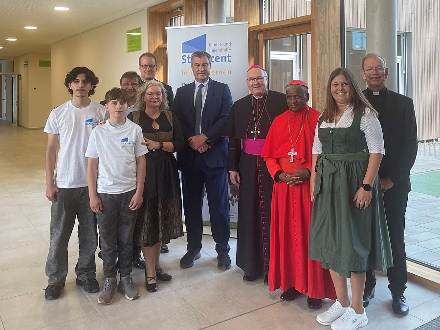 Gruppenbild der Veranstalter mit ihren Ehrengästen