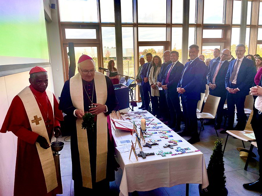 Die Festgäste in der Aula der Schule