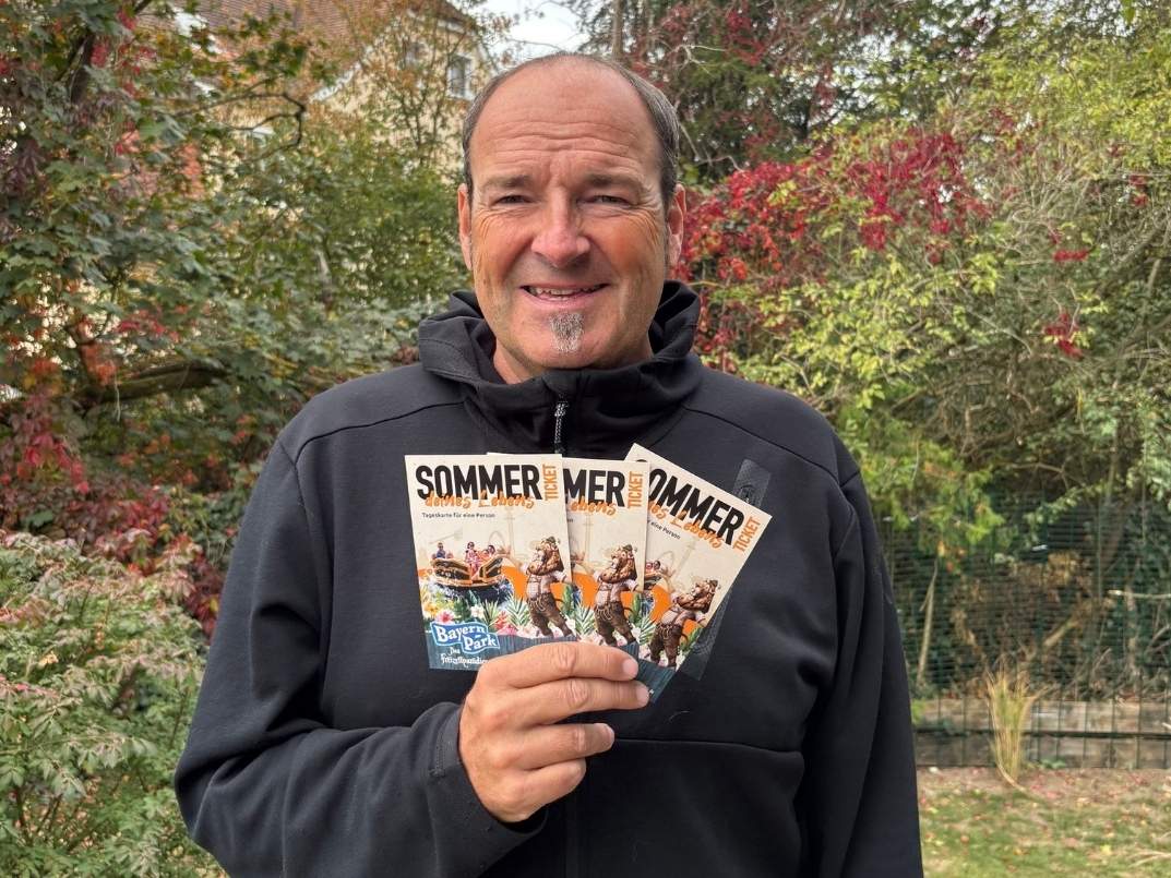 Jumpakids-Mitarbeiter Frank Böhm freut sich für die Kinder und Jugendlichen, die einen wunderbaren Tag im Bayern-Park verbringen dürfen. (Foto: privat)