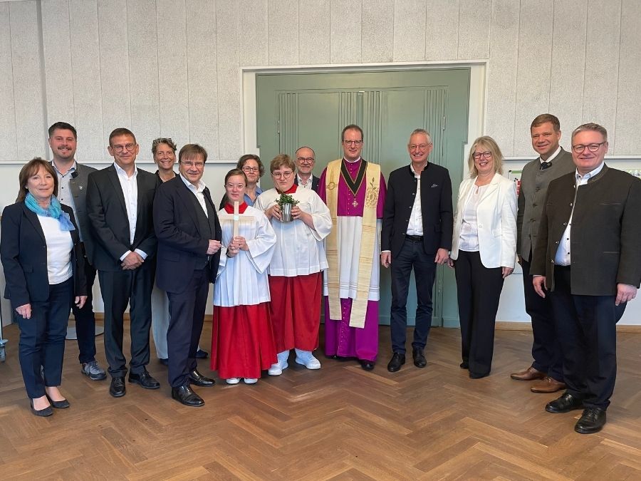 Zahlreiche Gäste nahmen an der&nbsp;feierlichen&nbsp;Segnung des Bildungszentrums teil. (Foto: Olga Arnstein)