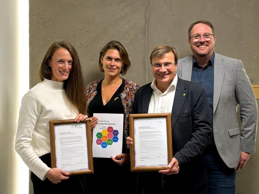v.li.: Projektleiterin ViGeB* Hannah Krohn, Leiterin Personalentwicklung der KJF Julia Punk, KJF-Direktor Michael Eibl, Gesamtleiter B.B.W. St. Franziskus Abensberg Frank Baumgartner mit der gezeichneten Charta der Vielfalt (Foto: Thomas Griebenow, B.B.W.)